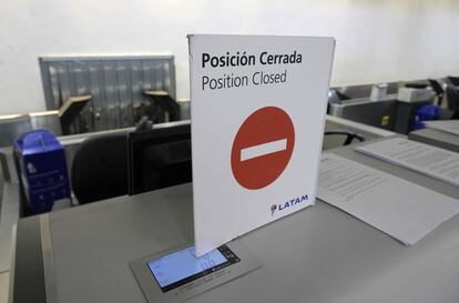 En un cartel se lee "Posición cerrada" en un mostrador vació del aeropuerto Jorge Newbery este miércoles.