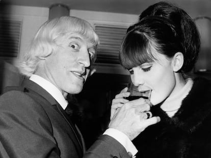 Jimmy Savile, con la cantante Sandie Shaw en 1965 en Londres.