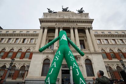 Un muñeco hinchable de la Asociación Agraria de Jóvenes Agricultores (Asaja), durante la protesta ante el Ministerio de Agricultura, este jueves. 