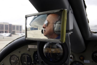 Un piloto de la Fundación Infante de Orleans a los mandos de uno de los aviones históricos.