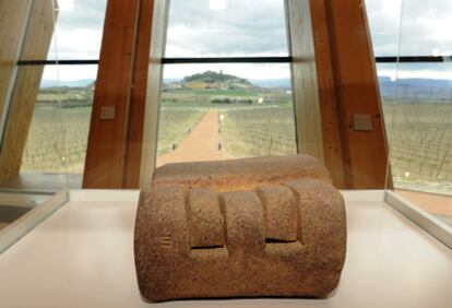 Una de las lurras de Eduardo Chillida expuesta en la bodega Ysios, en Laguardia.