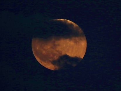 Imagem da lua de sangue em Tel Aviv, em Israel.