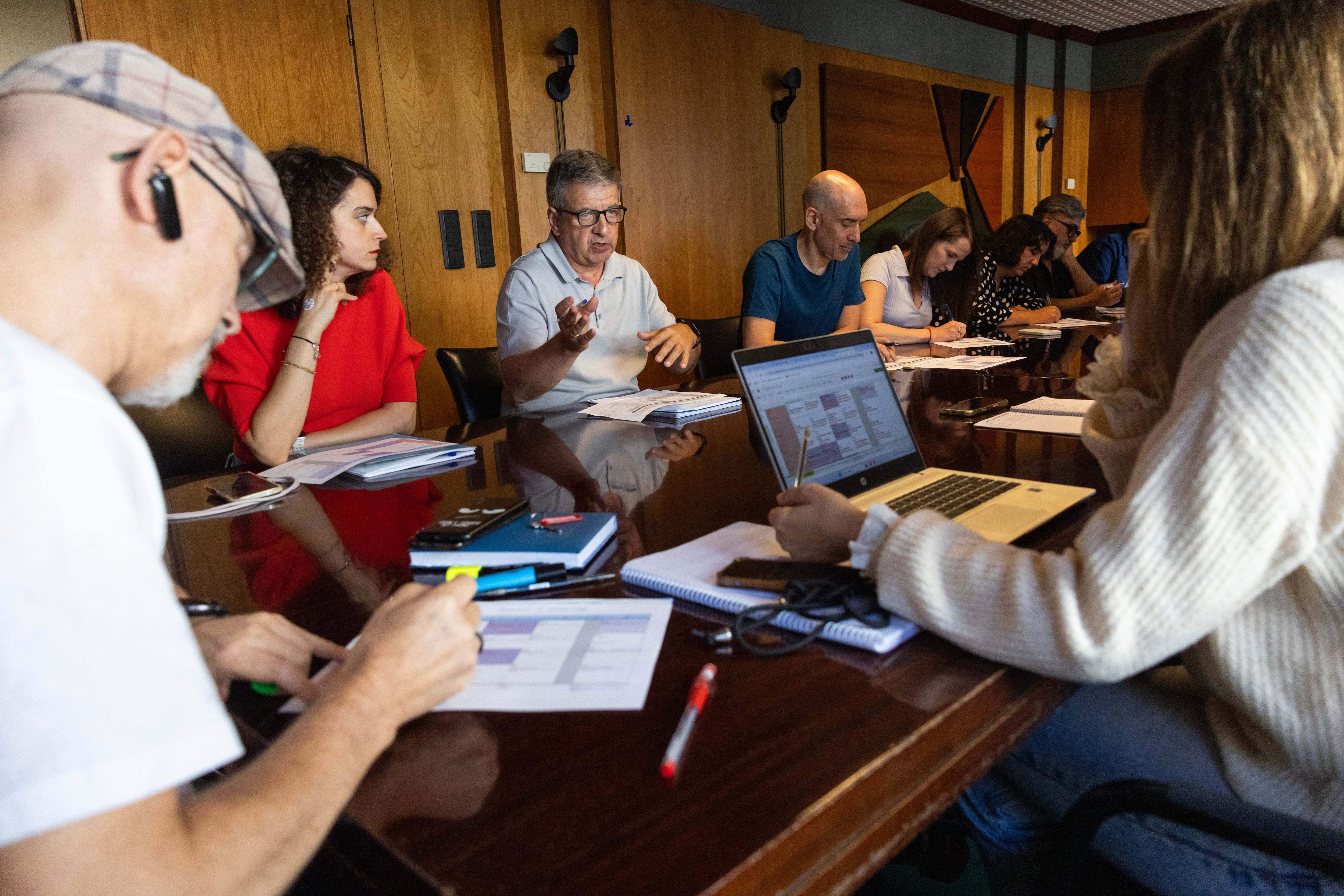 Víctor Otamendi lidera la reunión de 'Aquí la tierra'.