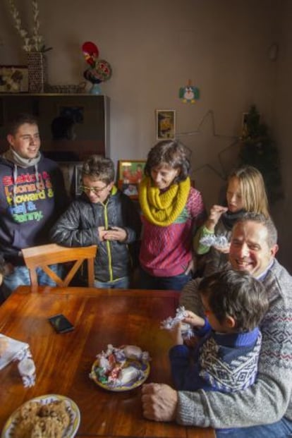 La familia Dávila Acosta, en el salón de su casa en la sierra de Huelva.