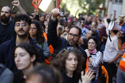 Vecinos de Juanjo, del barrio de Ciutat Meridiana, el día de su desahucio.