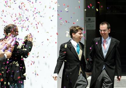 El alcalde de Madrid Alberto Ruiz Gallardón oficia su primera boda entre personas del mismo sexo en la sede municipal de la Casa de la Panadería de la Plaza Mayor de Madrid, entre Javier Gómez, responsable del colectivo de gays y lesbianas del PP, y Manuel Ródenas, abogado y responsable del Programa de Asesoramiento de Gays, Lesbianas y Transexuales de la Comunidad de Madrid. 29 de julio 2006.