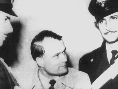 Walter Redel, flanqueado por policías italianos, durante su juicio en 1951.