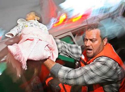 Un miembro de los servicios médicos palestinos lleva a un bebé al hospital en la ciudad de Gaza.
