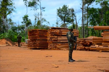 Un soldado del Ejército brasileño hace guardia en Roraima, en la Amazonia brasileña.