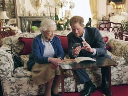 El príncipe Harry muestra el mensaje de Michelle Obama a la reina Isabel.