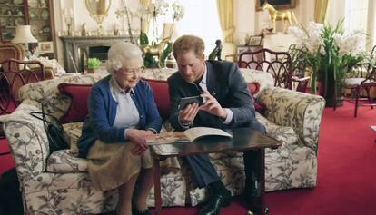 El príncipe Harry muestra el mensaje de Michelle Obama a la reina Isabel.