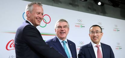 El CEO de The Coca-Cola Company James Quincey, junto con el presidente del COI Thomas Bach y el CEO de Mengniu Dairy Minfang Lu sellan el acuerdo de patrocinio ol&iacute;mpico. 