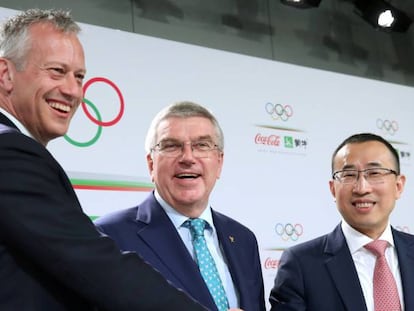 El CEO de The Coca-Cola Company James Quincey, junto con el presidente del COI Thomas Bach y el CEO de Mengniu Dairy Minfang Lu sellan el acuerdo de patrocinio ol&iacute;mpico. 