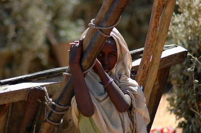 Darfur, Sudan 2006. A esta niña la fotografié de entre el grupo de desplazados por el conflicto en Darfur. Me llamó la atención ver como se divertía jugando, como si de algún modo viviese ajena a su realidad: el ataque a su pueblo, tener que haber huido precipitadamente de su casa y su incierto futuro.