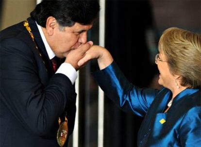 El presidente de Perú, Alan García, besa la mano de la mandataria chilena, Michelle Bachelet, durante una cumbre celebrada en Lima en mayo