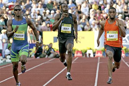 Gay (a la derecha), en un momento de la carrera de 200 metros en la que se impuso al favorito, Carter (izquierda), y a Bolt (centro).