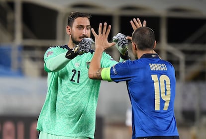 Donnarumma y Bonucci se saludan con un choque de manos el pasado 4 de septiembre antes del partido ante Bosnia de la Liga de las Naciones de la UEFA.