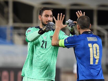 Donnarumma y Bonucci se saludan con un choque de manos el pasado 4 de septiembre antes del partido ante Bosnia de la Liga de las Naciones de la UEFA.