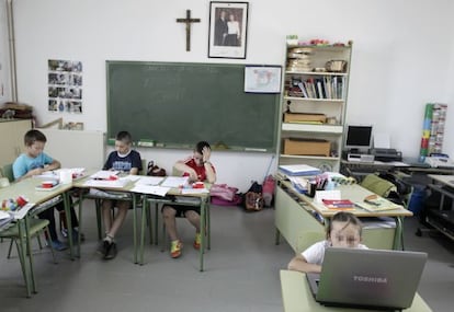 Alumnos de una escuela rural de Garciotum (Toledo) en 2012.