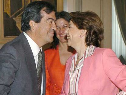 Francisco Álvarez Cascos y Magdalena Álvarez en abril del 2004.