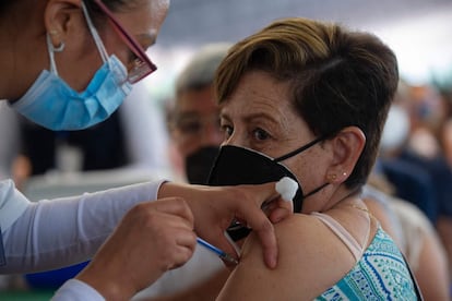 Una mujer recibe la vacuna de AstraZeneca en el estadio olímpico de Ciudad de México.