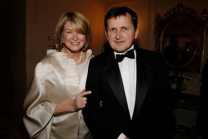 Martha Stewart y Charles Simonyi en la Gala del 15º Aniversario de la Orquesta Nacional Rusa en el St. Regis Roof Ballroom, el 7 de marzo de 2006 en Nueva York.