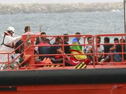 Salvamento Mar&iacute;timo rescata de una patera a un grupo de migrantes, en Almer&iacute;a. 