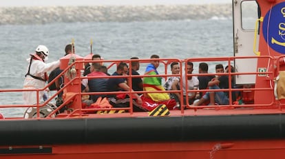 Salvamento Marítimo rescata de una patera a un grupo de migrantes, en Almería.