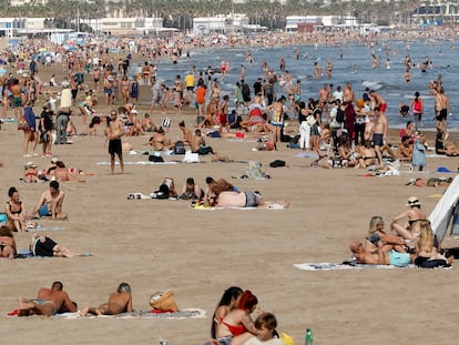 Una playa de Valencia, llena de bañistas debido a las altas temperaturas, el pasado 16 de octubre.