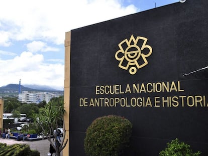 El exterior de la Escuela Nacional de Antropología e Historia en la Ciudad de México.