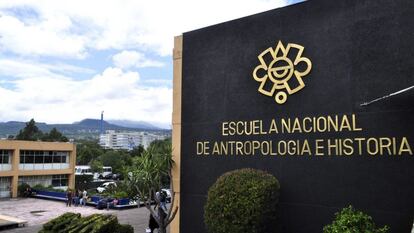 El exterior de la Escuela Nacional de Antropología e Historia en la Ciudad de México.