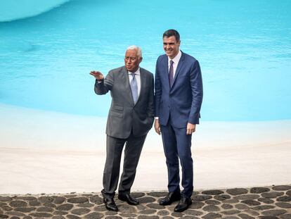 Spanish Prime Minister Pedro Sanchez talks with Portugal's Prime Minister Antonio Costa (L) during the plenary meeting of the Spanish and Portuguese delegations at Los Jameos del Agua, near Arrieta, on March 15, 2023, on the second day of the 34th Spain-Portugal summit held on the Spanish Canary island of Lanzarote. (Photo by DESIREE MARTIN / AFP)