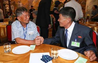 Kim Jong-Tae, de Corea del Sur, se encuentra con su sobrino norcoreano Kim Hak-Su, 56 (derecha).