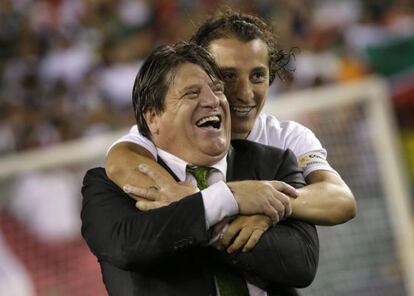 Guardado abraza a Herrera tras ganar el partido.
