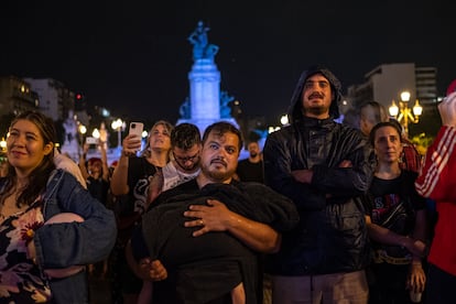 Familias sin techo escuchan a Juan Grabois, líder de MTE, durante la celebración de Nochebuena. 