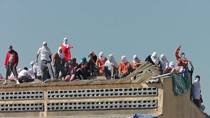 Imagem de arquivo mostra presos rebelados na penitenciária de Cascavel (PR), em 2014.