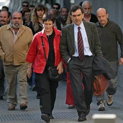 La alcaldesa de Mondragón, Inocencia Galparsoro, llega a la Audiencia Nacional con su abogado, Iñigo Iruin.