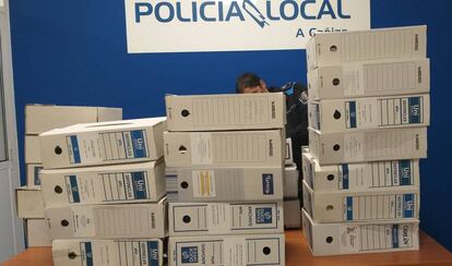 Archivadores requisados en la Policía Local de A Cañiza en una imagen difundida por el PSOE.