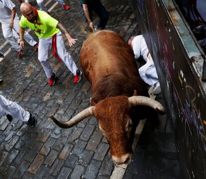 Toros de la ganadería de Núñez del Cuvillo durante el séptimo encierro de los Sanfermines 2016.