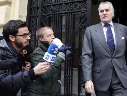 El extesorero del Partido Popular, Luis Barcenas, a su salida de casa.