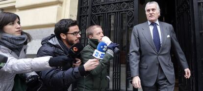 El extesorero del Partido Popular, Luis Barcenas, a su salida de casa.