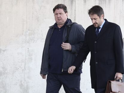 El denunciante de la trama Gürtel José Luis Peña (izquierda) acude acompañado de su abogado para declarar como testigo a la Audiencia Nacional en noviembre de 2021.