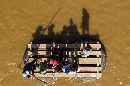Un grupo de inmigrantes guatemaltecos atraviesa un río dirección México, el 7 de junio de 2019.
