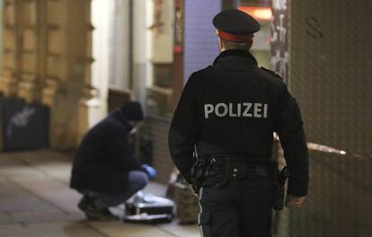 Un agente de la policía austriaca en el lugar del apuñalamiento de tres personas.