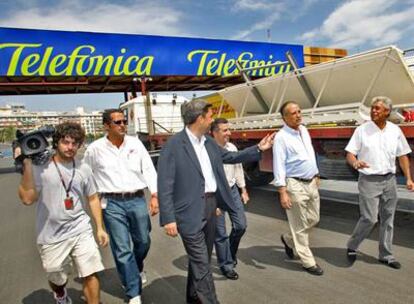 El vicepresidente Rambla junto a los directivos de Valmor, Fernando Roig y Jorge Martínez Aspar,
en el preparativo en la Formula 1.