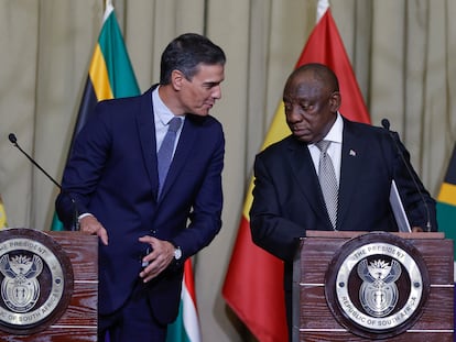 El presidente de Sudáfrica, Cyril Ramaphosa (a la derecha), y el presidente del Gobierno, Pedro Sánchez, en la rueda de prensa conjunta de este jueves en Pretoria (Sudáfrica).