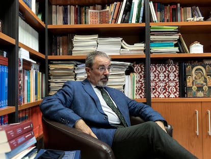 Carlos Flores, en su despacho en la Facultad de Derecho de Valencia, durante una entrevista con EL PAÍS el 16 de mayo.