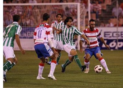 Beñat lucha por un balón ante la defensa de Dani Benítez y Abel Gómez.