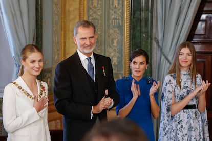 La princesa Leonor recibe el aplauso de sus padres, los reyes Felipe y Letizia, su hermana, la infanta Sofía y el resto de asistentes después de que el rey le haya impuesto el Collar de la Orden de Carlos III. 