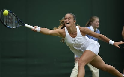 La tenista griega Maria Sakkari devuelve la pelota a la estadounidense Venus Williams durante la segunda ronda del torneo de Wimbledon.